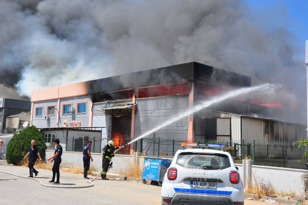 Manisa’da plastik fabrikasında yangın! Gökyüzünü kara dumanlar kapladı 25